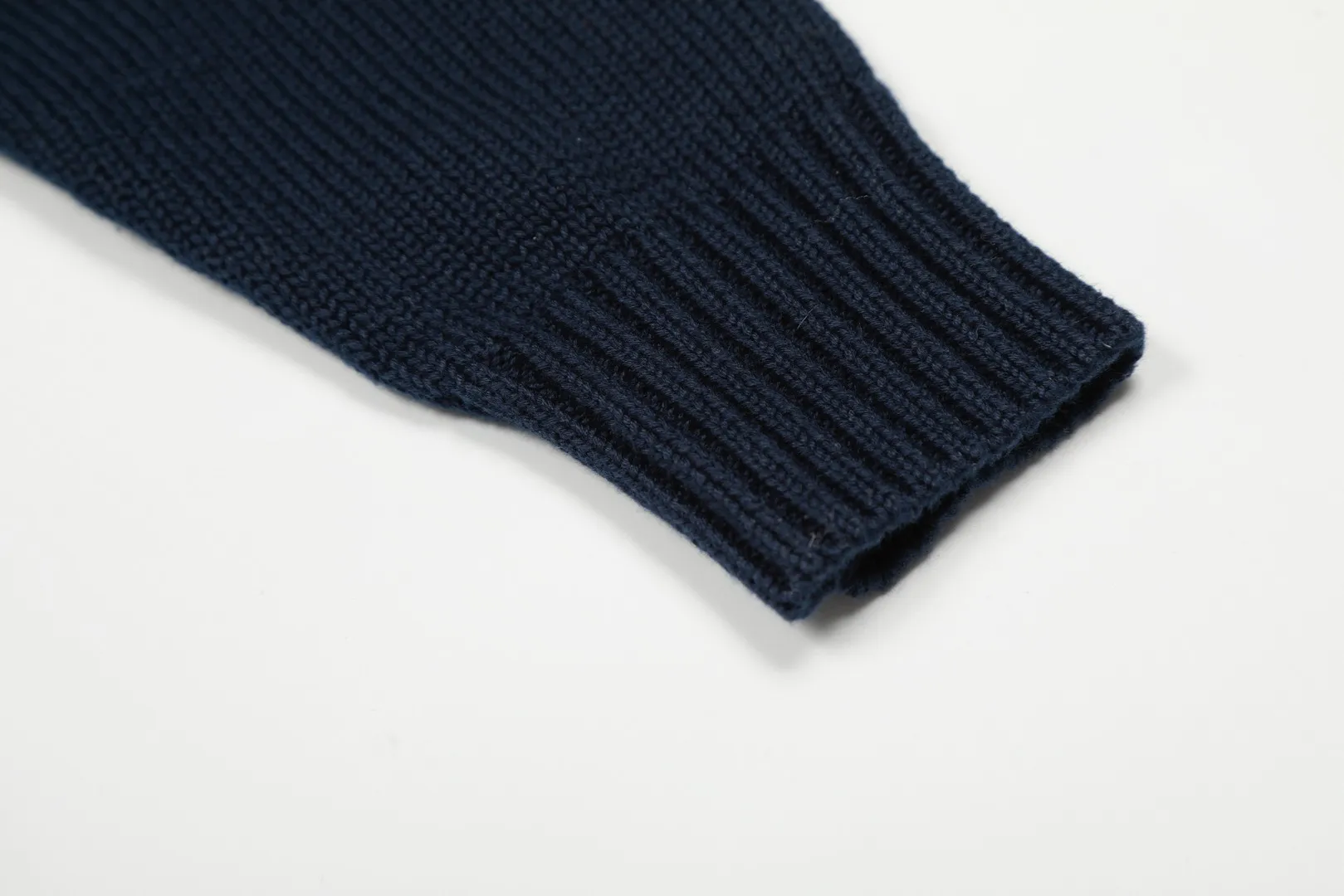 P470 Top quality" Style number: DS880# (not off the shelves all year round) [Ralph Lauren heavy industry bear golf autumn and winter couples knitted crew neck sweater] ✅Ralph Lauren Ralph Lauren classic basic bear heavy craftsman knitted sweater for men and women couples ✅Main supplier platform live broadcast wholesale entity out of stock will be replenished not removed from the shelves ✅ZP quality 1:1 version can scan the code to enter the GF website counter quality ✅detailed quality is the only one in Guangzhou Imported quality cotton yarn Focus on high-end, cost-effective, and good quality. Needless to say, the version is restored to the original version. The maximum size can be worn up to 190 pounds. Loose, comfortable and stress-free. ✅The upper body is simple and easy to match. A must-have for men. Good-looking clothes are never picky. A must-have for couples. Recommended for wardrobe. Size: S-XL Color: Navy